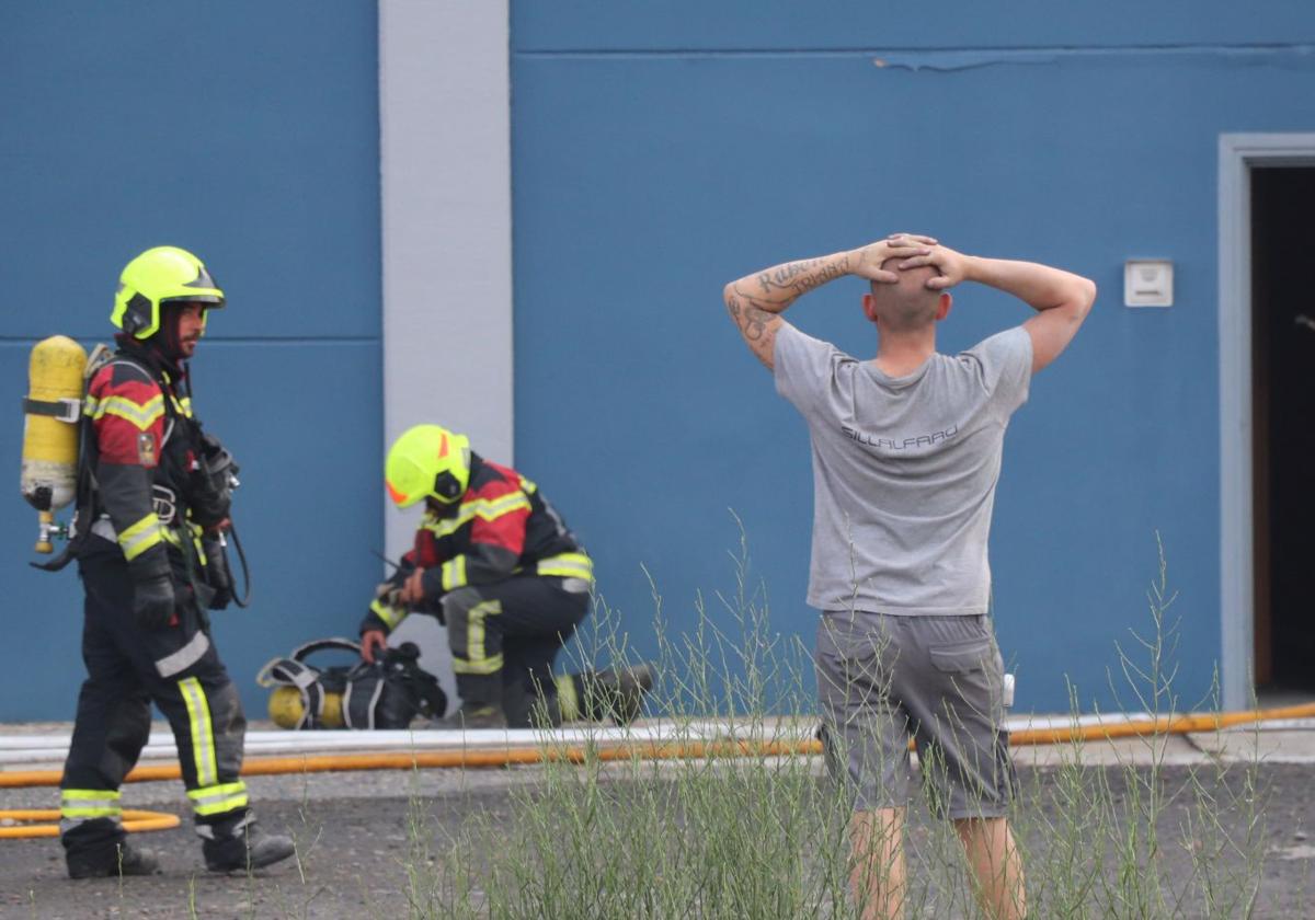 Un trabajador observa la empresa tras el incendio.