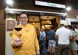 Carlos Olabuenaga brinda por la apertura del nuevo Tizona.