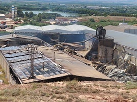 Veinticuatro horas después de acabar con todos los focos del incendio, la nave de Sillalfaro se presentaba ayer como un esqueleto de hierro del que salía un intenso olor a quemado.