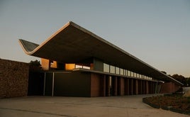 Imagen de la bodega y su integración en el paisaje.