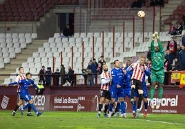 Taliby despeja de puños el balón en pugna con Monreal, en Las Gaunas.