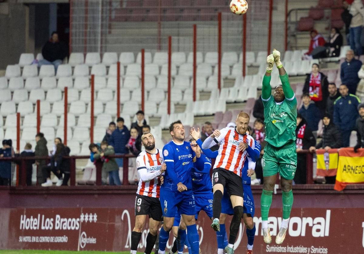 Taliby despeja de puños el balón en pugna con Monreal, en Las Gaunas.