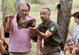 Un momento de la suelta de aves en La Grajera.