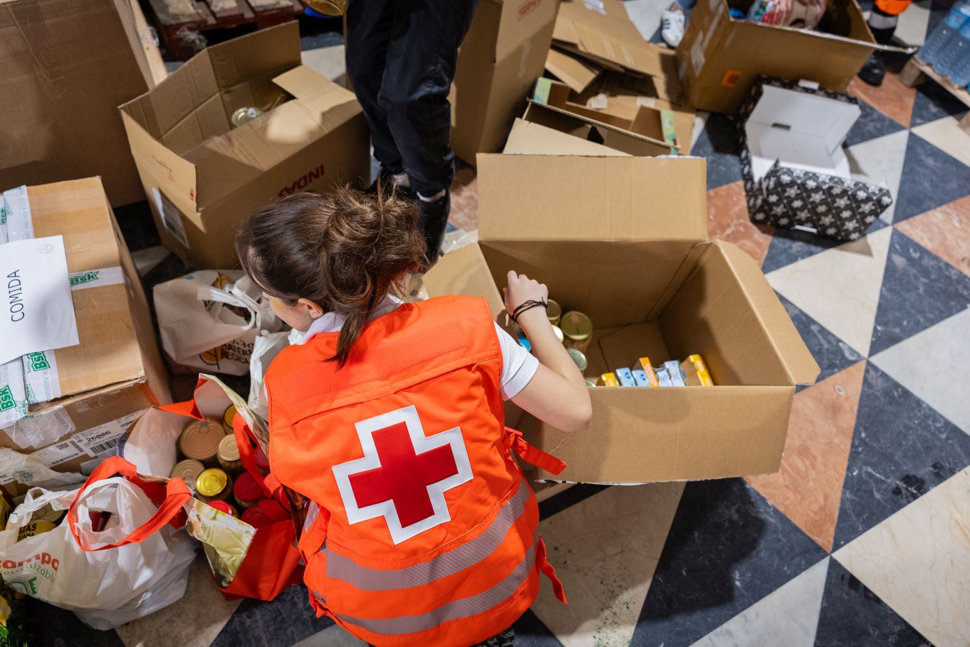 Una trabajadora de Cruz Roja en Logroño.
