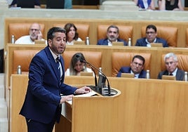 Javier García, este jueves, habla ante su bancada.