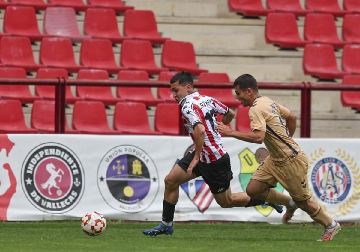 Arman Lazkano se escapa de la marca de un jugador del Eibar.