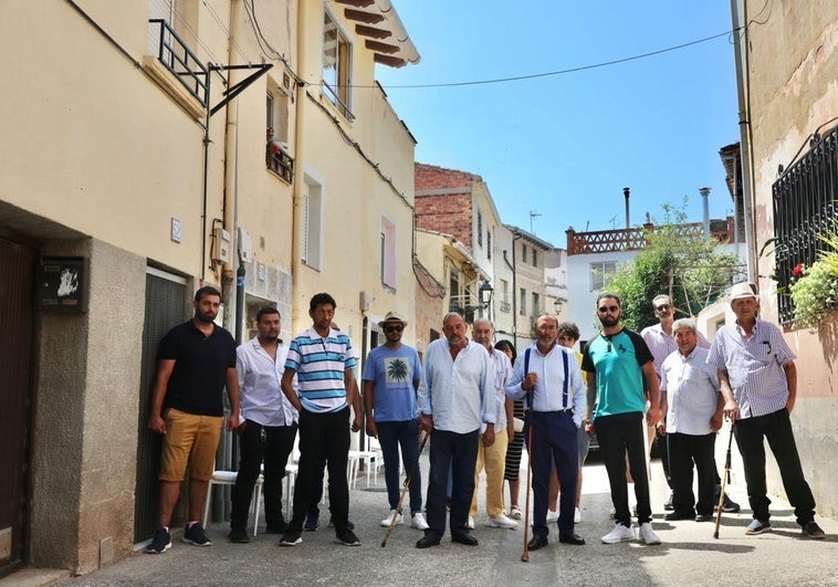 La familia Gabarri y otros gitanos de Navarrete posan en la calle San Juan.