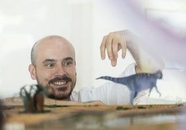 Adrián Páramo, junto a un dinosaurio en miniatura.