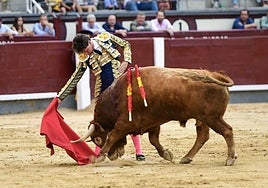 Derechazo de Jiménez con el primero de la tarde de nombre Presumidito.