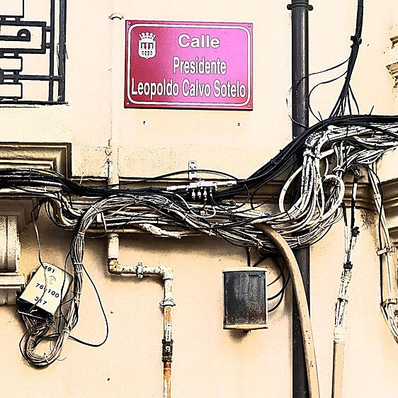 Un lío de cables sin desenredarse desde hace 30 años