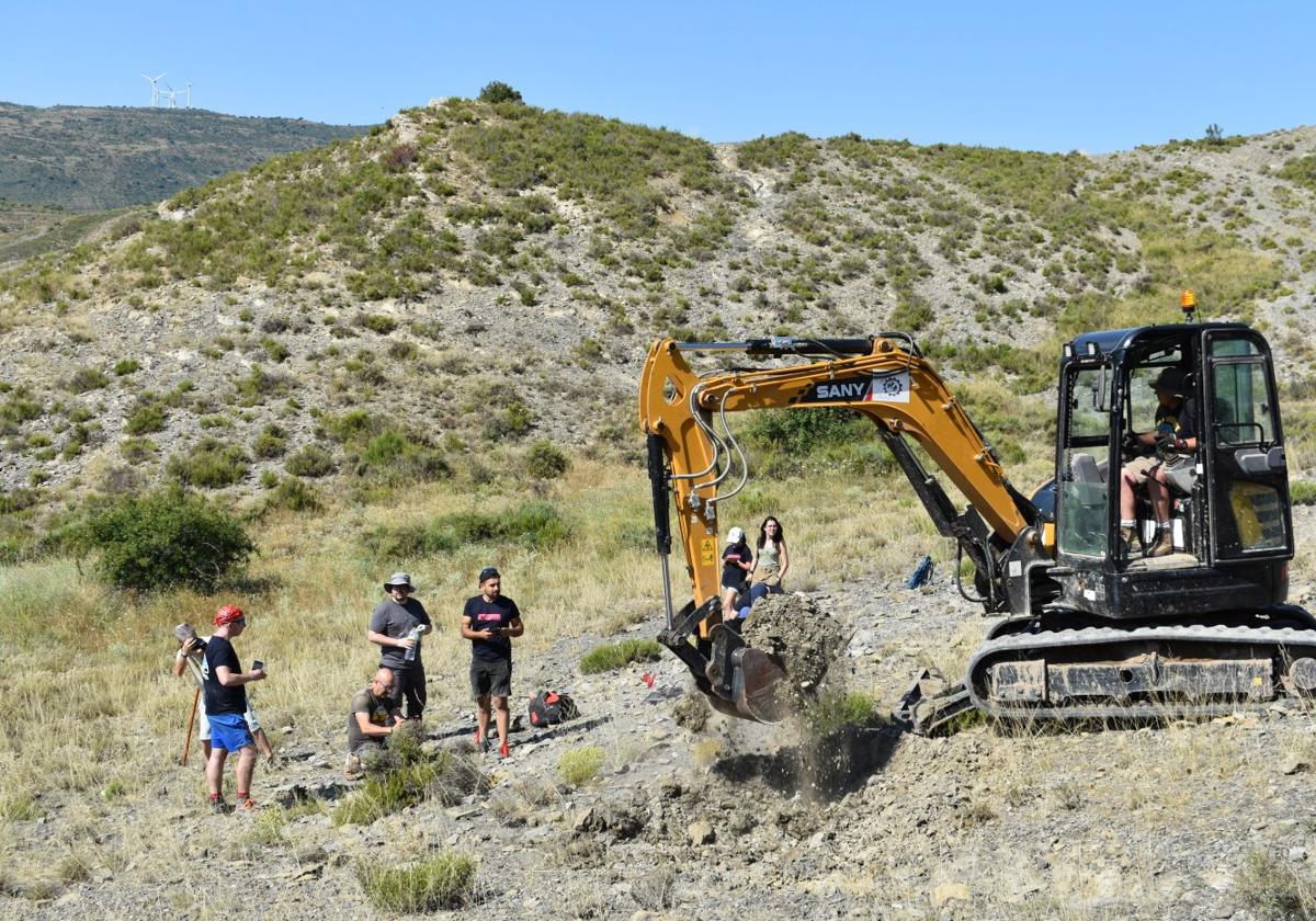 Kiko Rezola prepara el terreno en la zona de excavación de Las Cerradas de Igea.