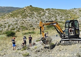 Kiko Rezola prepara el terreno en la zona de excavación de Las Cerradas de Igea.