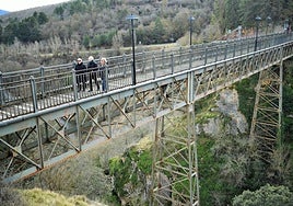 Tres vecinas de Ortigosa de Cameros transitan por el puente del municipio, en una imagen de archivo.