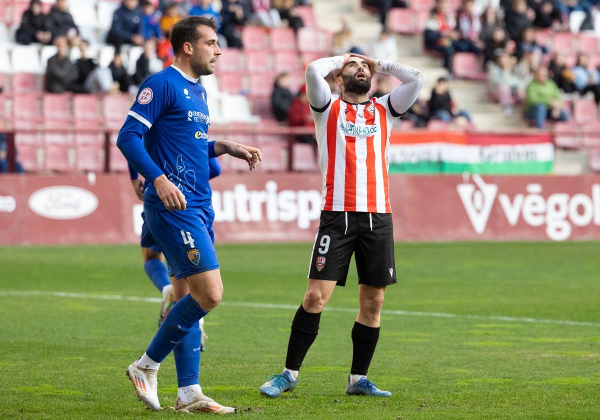Edu Cabetas sigue la jugada junto a Lupu, en Las Gaunas.
