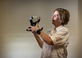 Paloma Castro, delegada de la Aemet en La Rioja, en su despacho, con uno de sus adornos favoritos, un sol en cristal y metal.