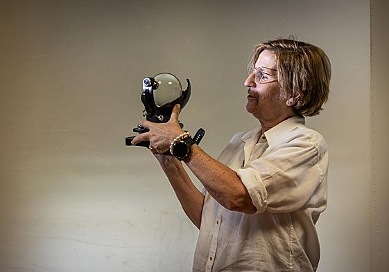 Paloma Castro, delegada de la Aemet en La Rioja, en su despacho, con uno de sus adornos favoritos, un sol en cristal y metal.