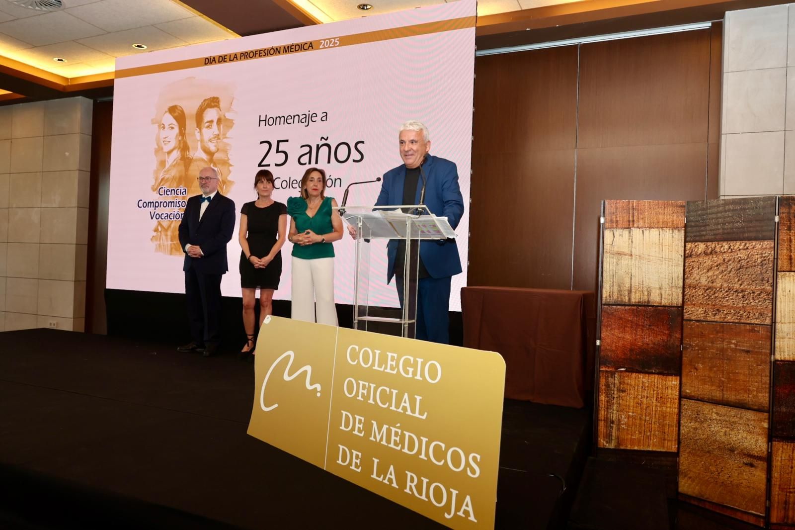 Julio Irigoyen Alba, Rita de Pablo Chinchetru y Rosa María Garrido Uriarte escuchan la intervención del doctor Rafael Crespo.
