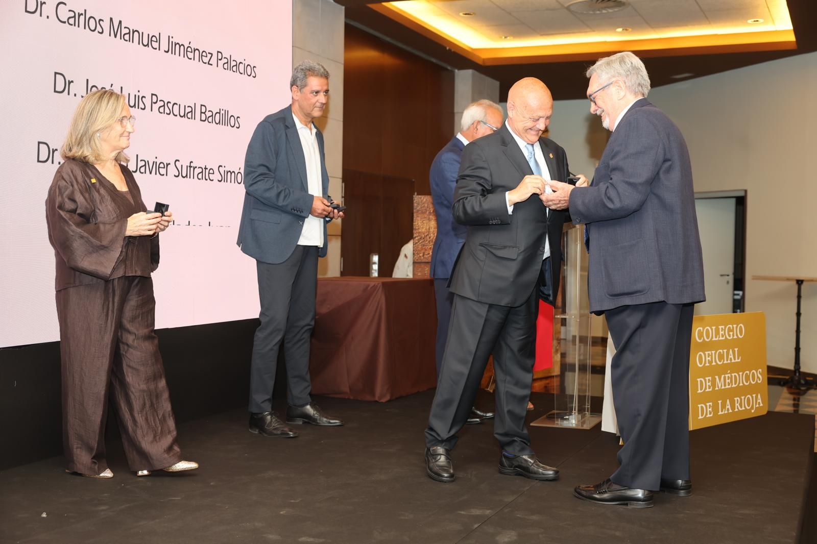 José Luis Pascual Badillos recibe el reconocimiento por sus 50 años de colegiación de las manos de Juan Carlos Martinez-Iñiguez