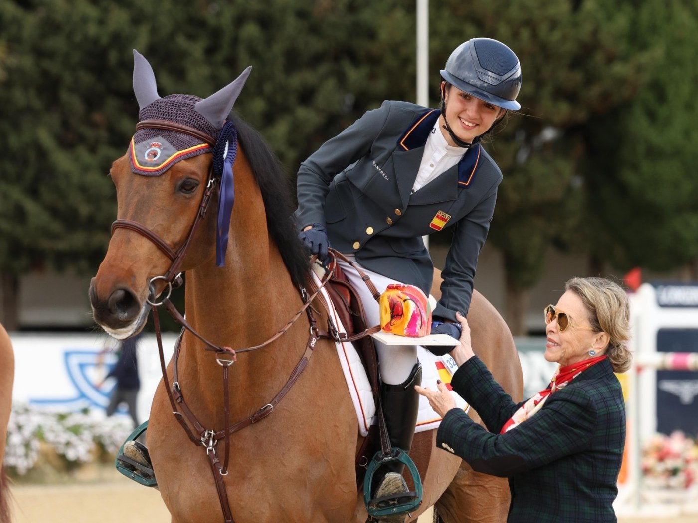 La riojana Carmen Barinaga recibe el trofeo tras imponerse en la prueba individual representando a España con la selección.