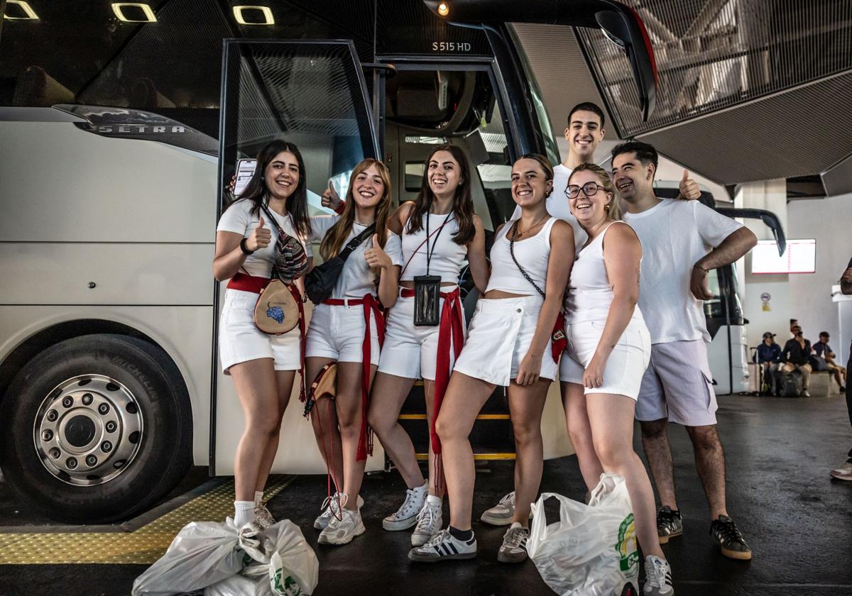 Sara, Elena, Leyre, Leire, Ana, Jorge y Nicolás sonríen antes de subir al autobús hacia Pamplona.