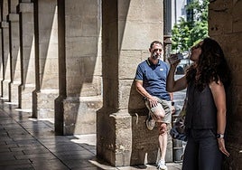 Dos paseantes, en los portalillos de la Plaza del Mercado durante la última ola de calor