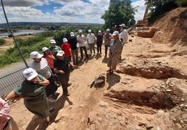 Alumnos y autoridades, este lunes, junto a varios enterramientos del yacimiento 'La Clínica' de Calahorra.