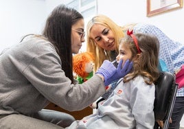 Una niña recibe la vacuna intranasal frente a la gripe, en octubre del pasado año, en el colegio logroñés Santo Domingo Savio (Salesianos).