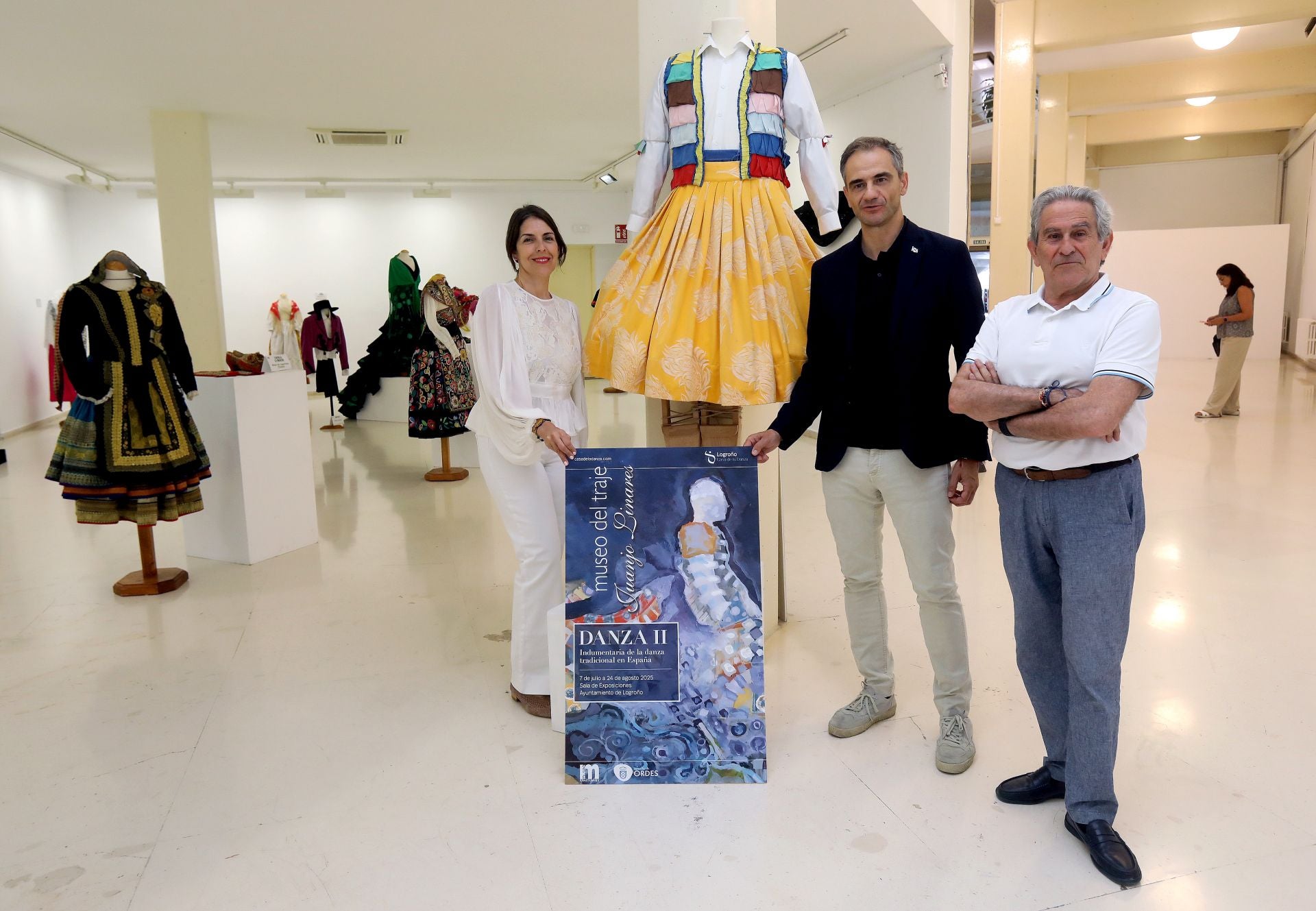 El concejal de Promoción de la Ciudad, Miguel Sáinz, y la concejala de Cultura, Rosa Fernández, junto al director de la Casa de la Danza, Perfecto Uriel. 