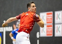 Darío pone la pelota en juego.