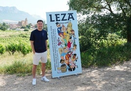 Óscar de Marcos junto al cartel de la XXX Fiesta de la Vendimia de Rioja Alavesa.
