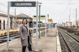 Elisa Garrido, en la estación de ferrocarril de su ciudad, Calahorra.