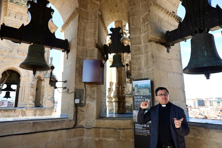 El párroco de La Redonda, Víctor Jiménez, posa en el campanario norte de la concatedral capitalina.