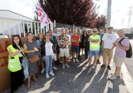 Trabajadores de CMP Automotive durante la huelga del lunes.