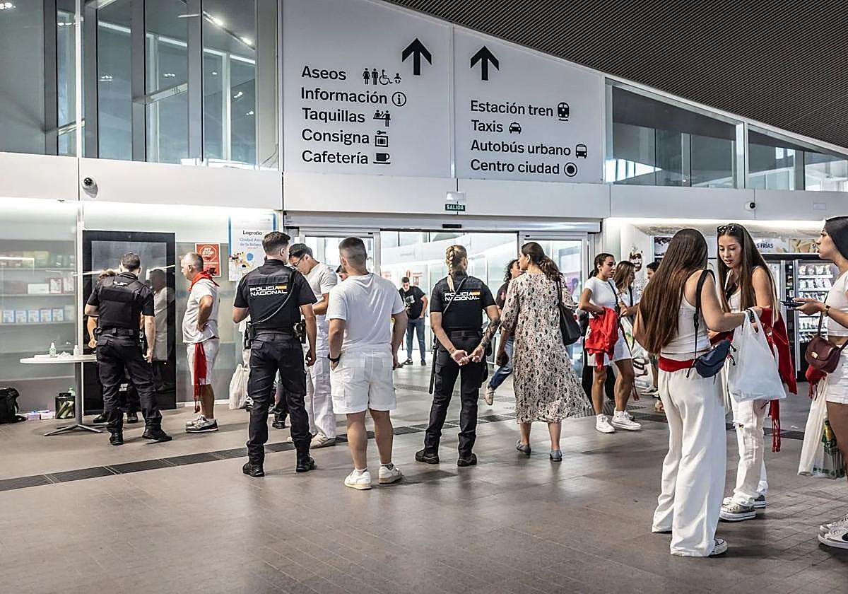 Control de la Policía Nacional en la estación de autobuses de Logroño.