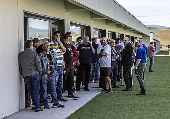 Aficionados de la UD Logroñés esperan en Valdegastea para retirar sus pases en la pasada campaña.