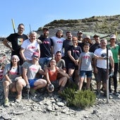 Investigadores y voluntarios del equipo Garras con Eduardo Sáenz de Cabezón y Amaya Menchaca, y el 'bullón', ayer en 'Las Cerradas'.