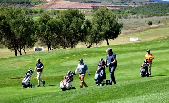 Varios jugadores avanzan por la callecamino del green.