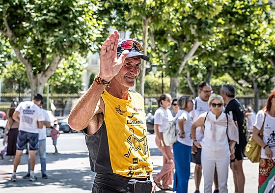 Fernando Magaldi saluda a su llegada a El Espolón, este miércoles a primera hora de la tarde.