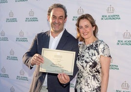 Fernando Sáenz y Angelines González muestran el diploma del galardón.