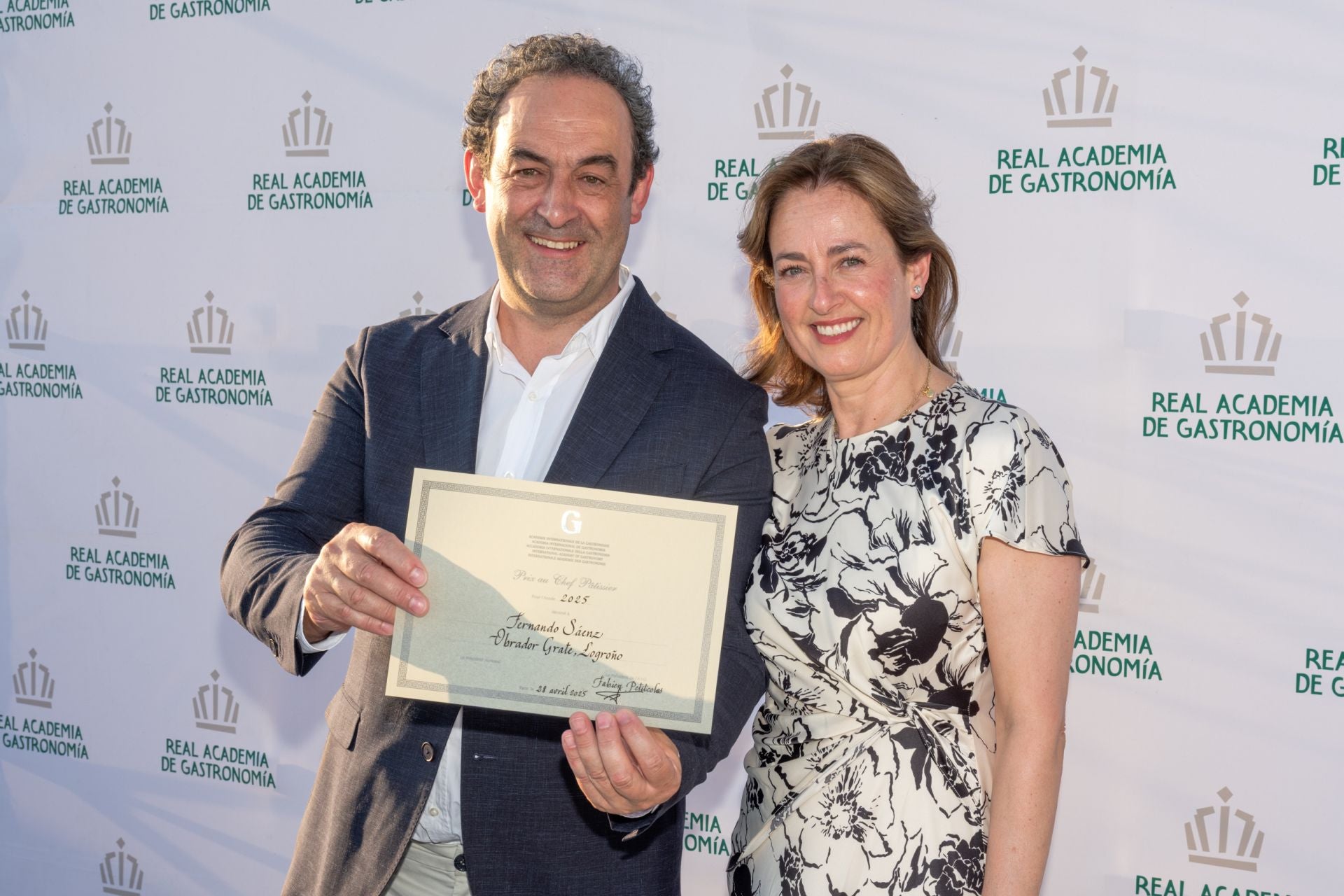 Fernando Sáenz y Angelines González muestran el diploma del galardón.