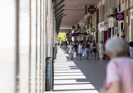 Gente paseando por la Gran Vía de Logroño.