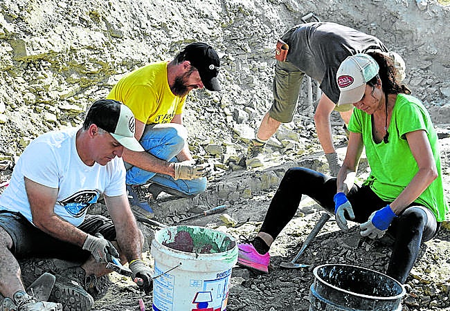 Eduardo Sáenz de Cabezón y Amaya Menchaca excavan en 'Las Cerradas'.