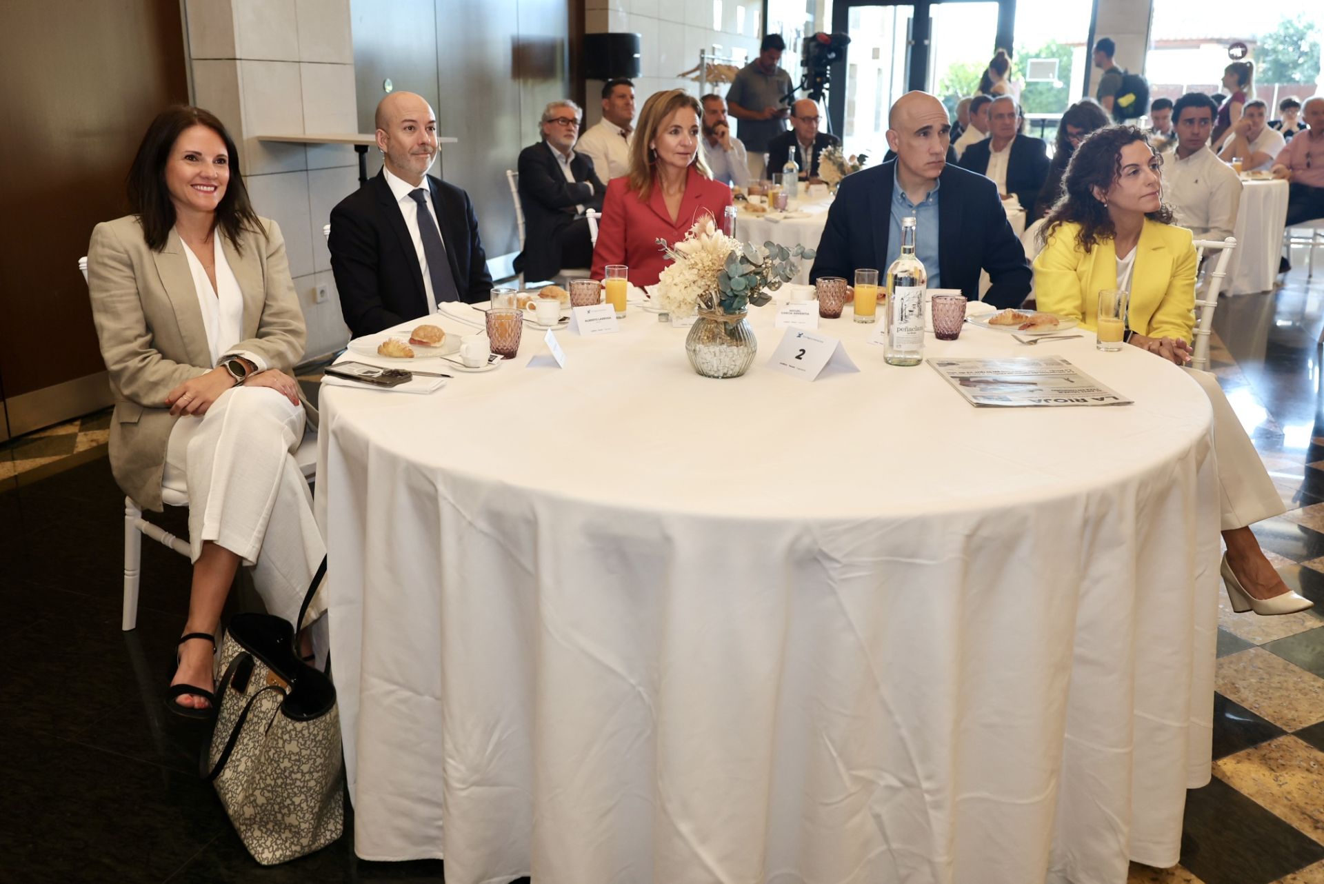 Pilar Aguado (Banco Sabadell), Alberto Larrosa (Banco Sabadell), Estrella Domínguez (Diario LA RIOJA), Miguel García (ADER) y Mar Cotelo (parlamentaria del PP).