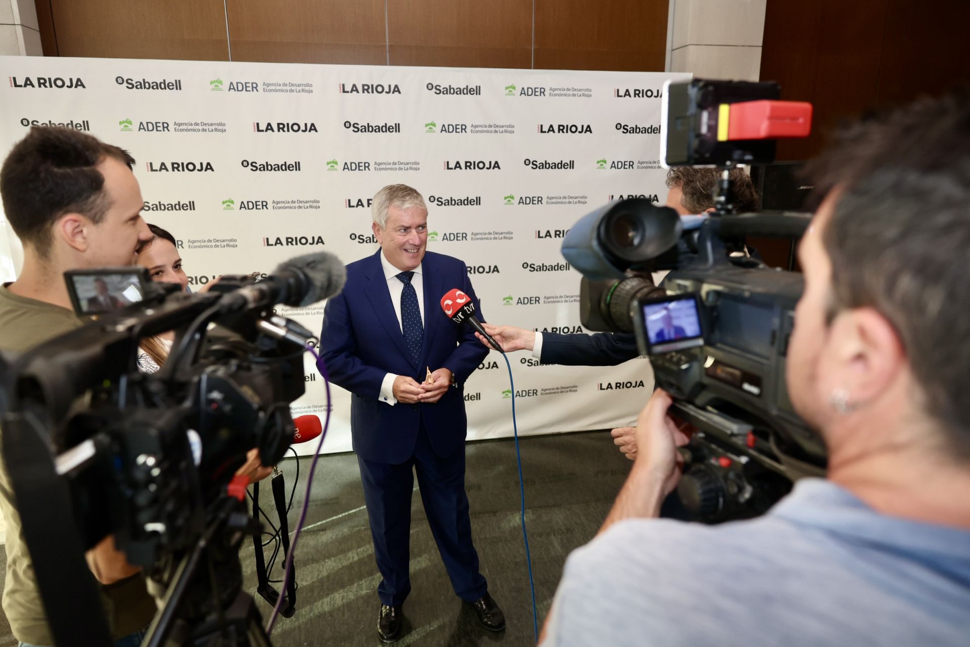 El director territorial norte del Banco Sabadell, Iñaki Navarro, atiende a los medios antes de comenzar el foro