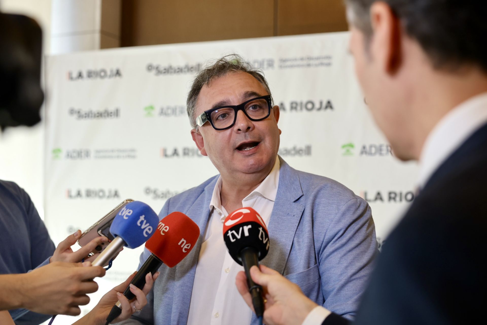 El gerente de la ADER, Luis Pérez, responde al periodista de TVR Carlos Santamaría.