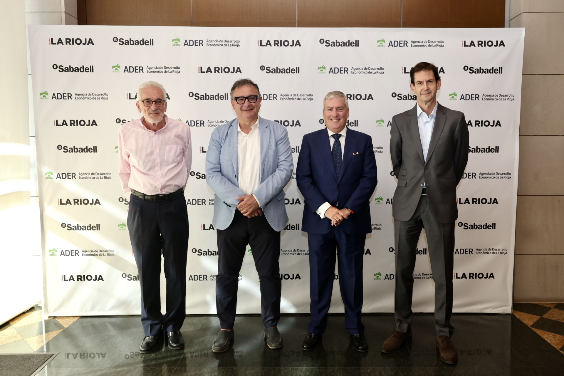 Francisco Achiaga, presidente del Consejo de Administración de Nueva Rioja; Luis Pérez, gerente de la ADER; Iñaki Navarro, director territorial norte del Banco Sabadell; y Goyo Ezama, director general de Diario LA RIOJA.