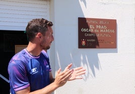 El futbolista Óscar de Marcos junto a la placa del campo de Laguardia.