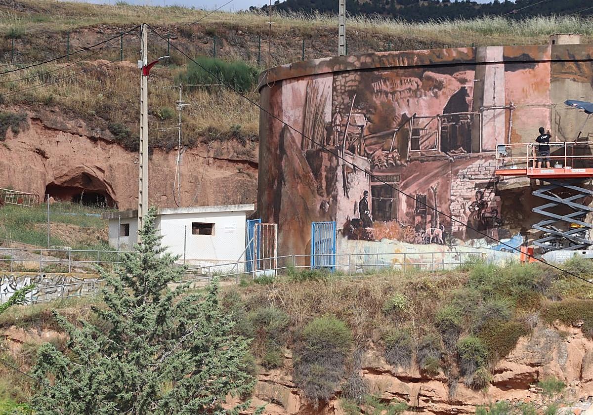 La obra busca integrar visualmente el antiguo depósito con el entorno del cerro y que sea un atractivo cultural y turístico más de la ciudad.