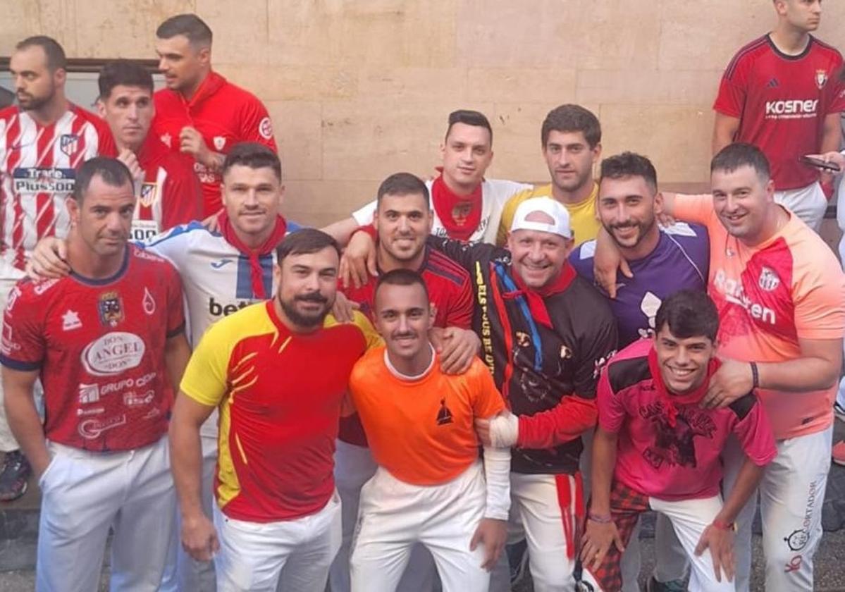 Juan Reinares, el segundo por la izquierda en la fila del medio, junto a corredores de Calahorra, Alfaro, Pradejón, Corella, San Adrián y Valencia, en la cuesta de Santo Domingo.