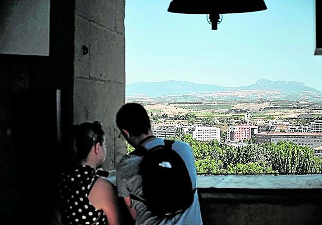 Una pareja disfruta de las vistas del Ebro y de la Sierra.
